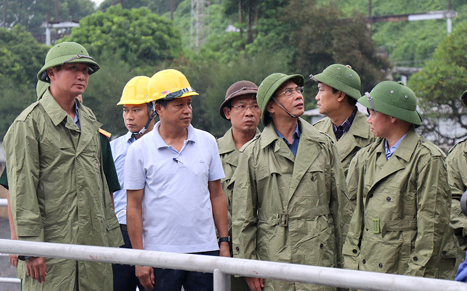 Phó Thủ tướng Bùi Thanh Sơn đã đi kiểm tra khu vực xả lũ của Thuỷ điện Thác Bà và các tổ máy của Công ty cổ phần Thuỷ điện Thác Bà. Ảnh: Mạnh Cường