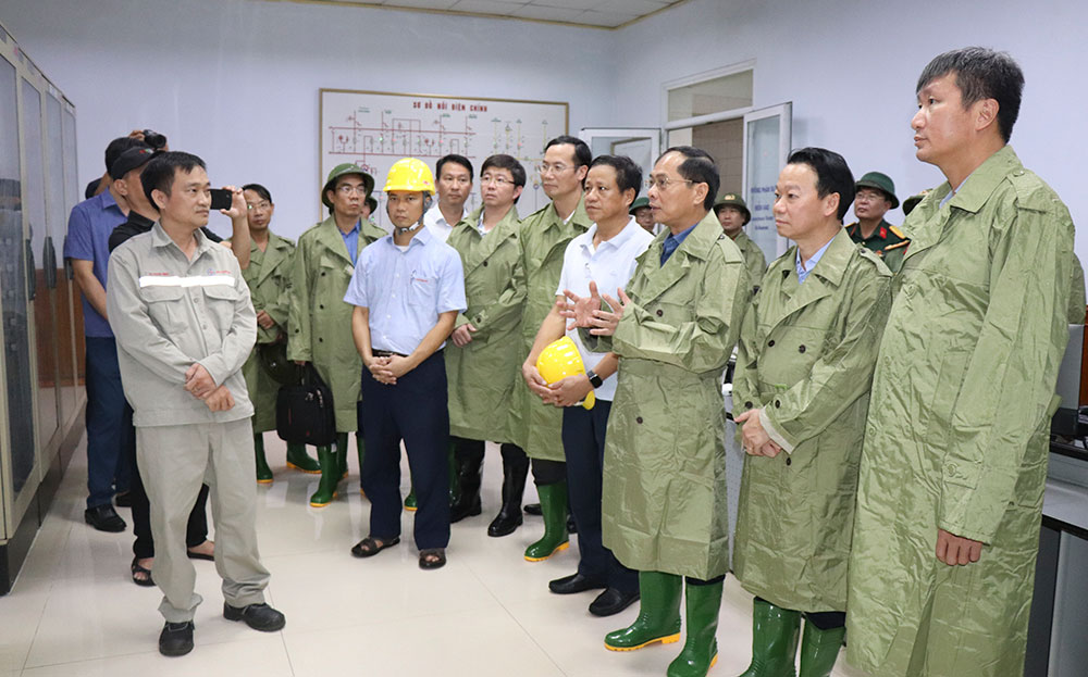 Deputy Prime Minister and Minister of Foreign Affairs Bui Thanh Son and the Government delegation inspected disaster response work at Thac Ba Hydropower Joint Stock Company.