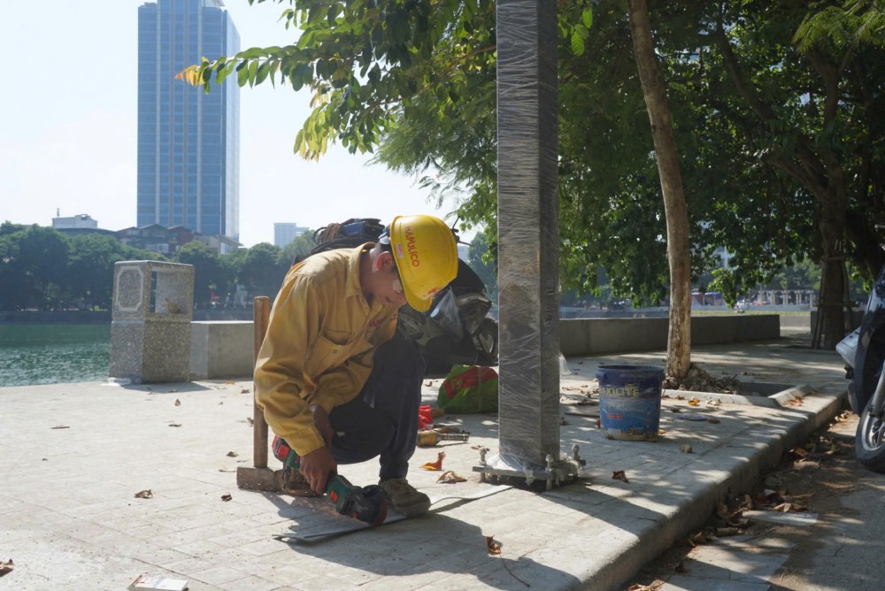 Đơn vị thi công đang khẩn trương hoàn thiện các hạng mục kỹ thuật. Ảnh: Công Hòa