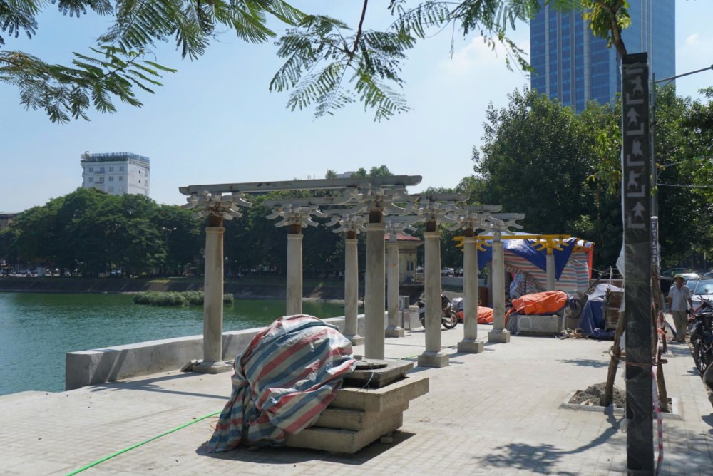 The sidewalk around Ngoc Khanh Lake has been and is being paved with new stones. Photo: Cong Hoa