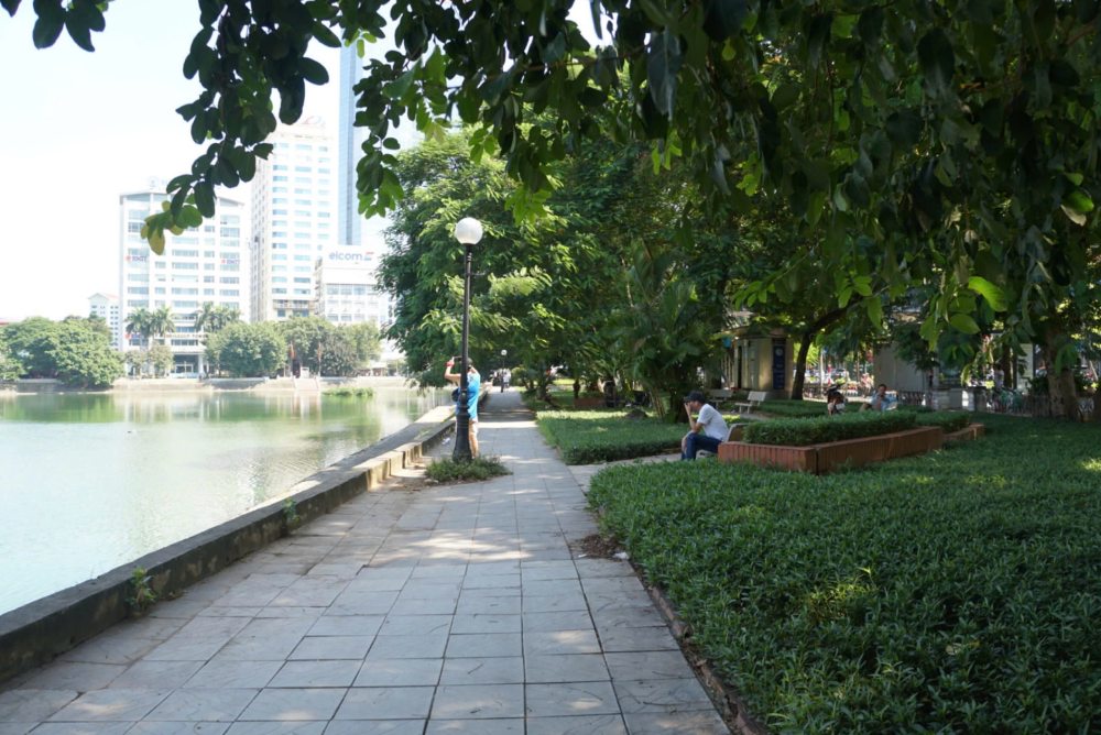 The row of trees along Ngoc Khanh Lake is a place for many people to exercise. Photo: Cong Hoa