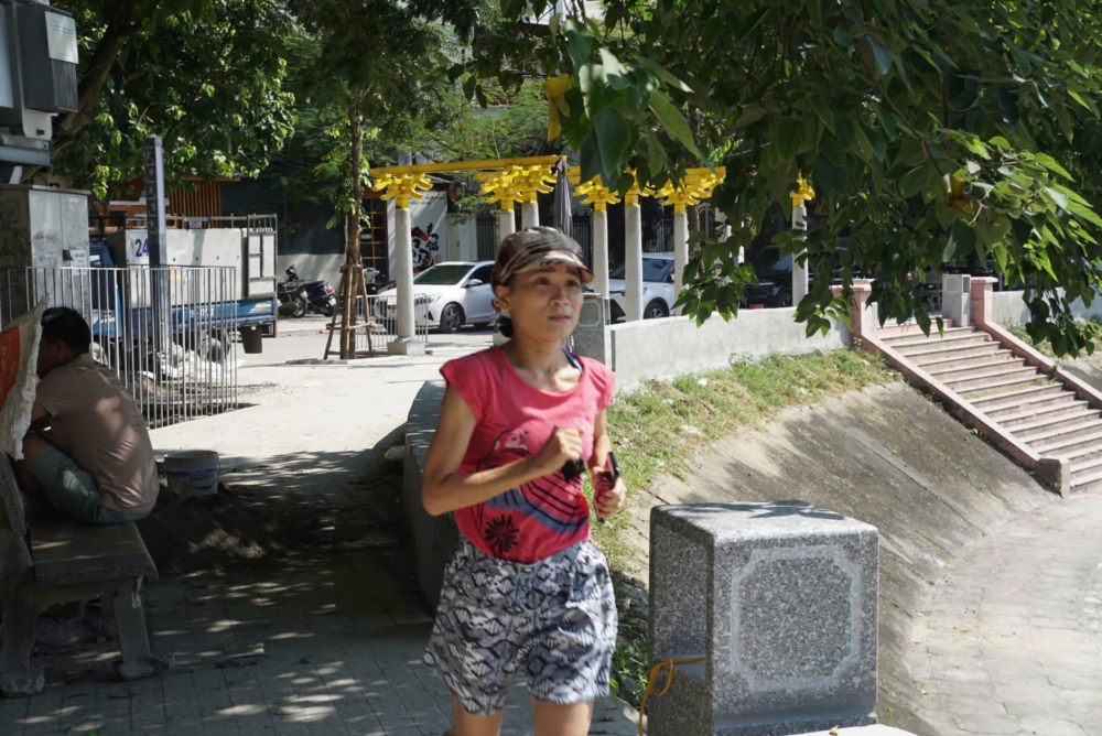 Ms. Dang Thi Minh is happy because Ngoc Khanh Lake is about to be upgraded. Photo: Cong Hoa