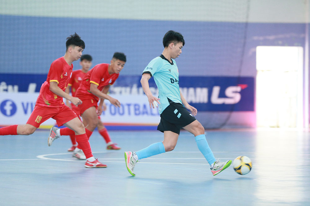 The match between Tan Hiep Hung and Dat Vinh Tien was dramatic. Photo: VFF