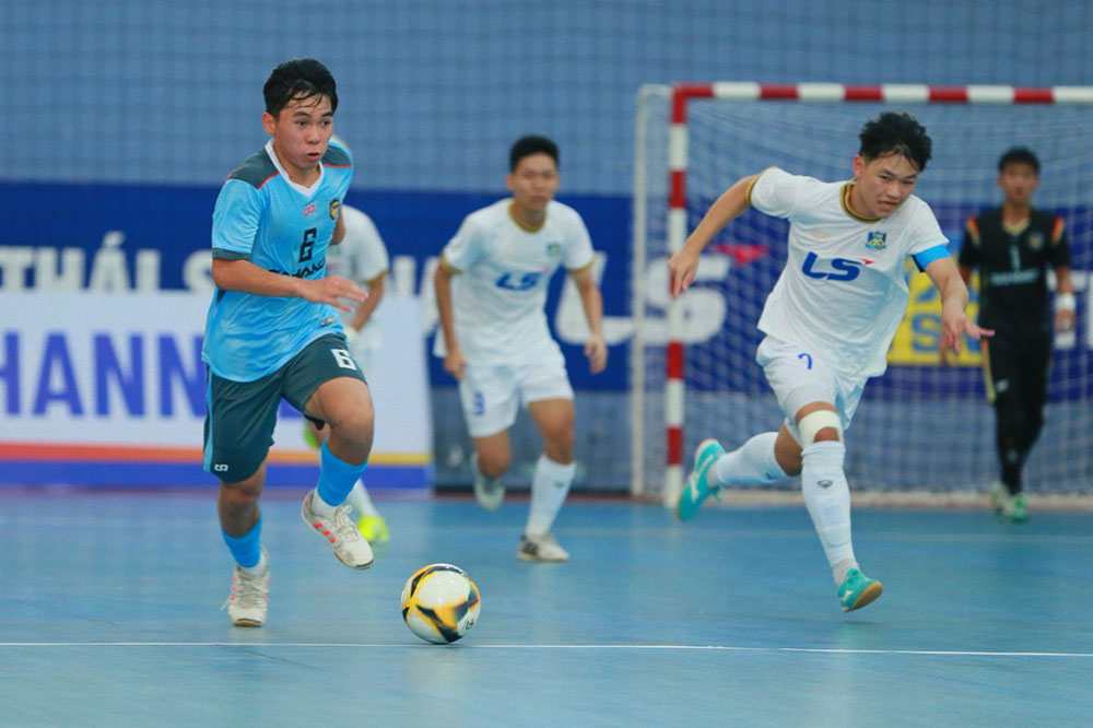 Sahako (blue shirt) continues to disappoint with a heavy loss to Thai Son Bac. Photo: VFF