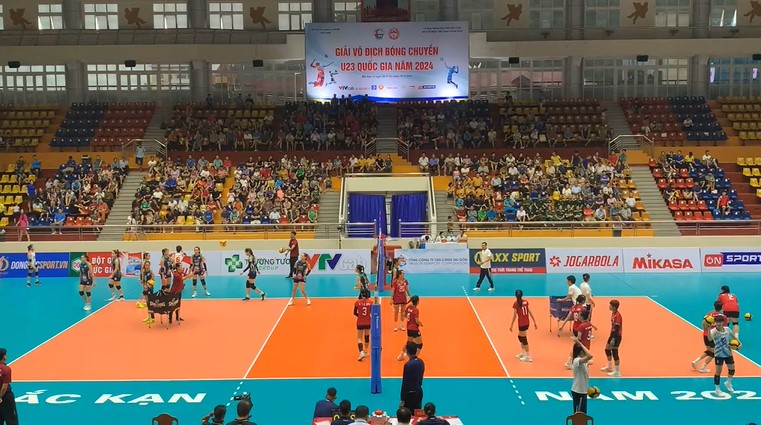 The match between Dak Lak women's team and Duc Giang Lao Cai Chemicals took place at 2:00 p.m. on September 8, with a large number of fans coming to watch. Photo: Cut from video