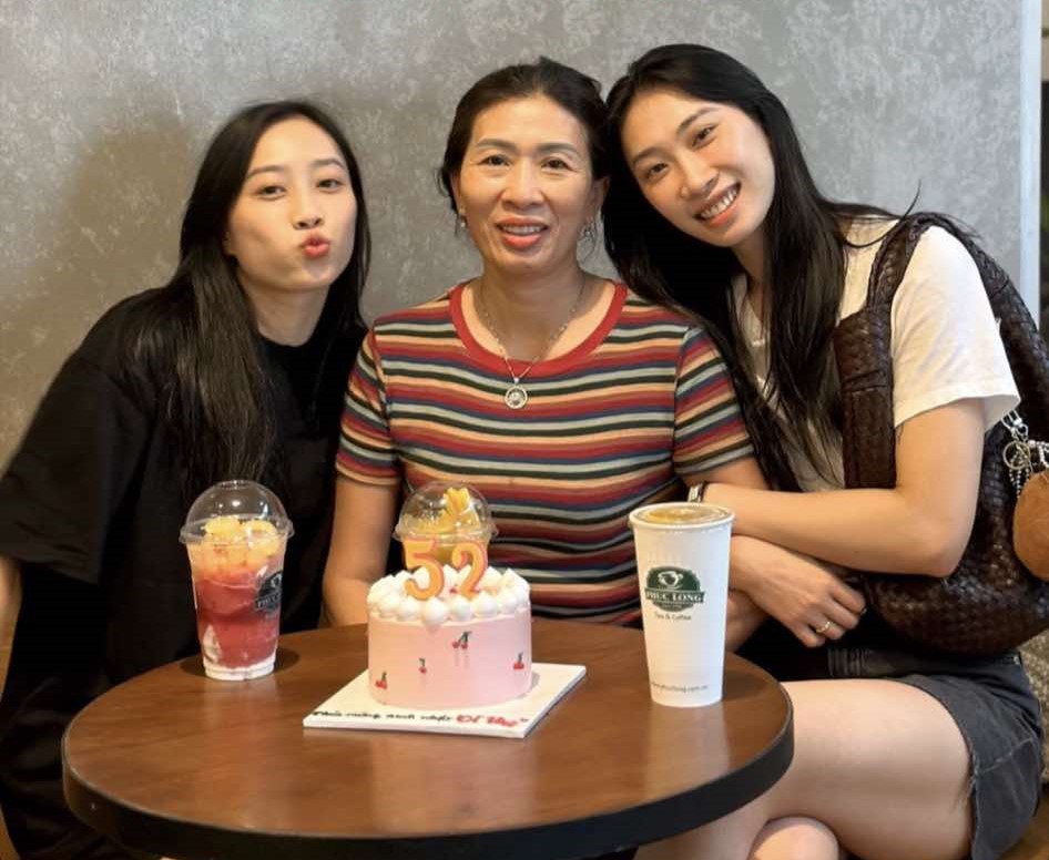 Nguyet Anh (right) with her mother and twin sister Nguyet Anh. Photo: FBNV