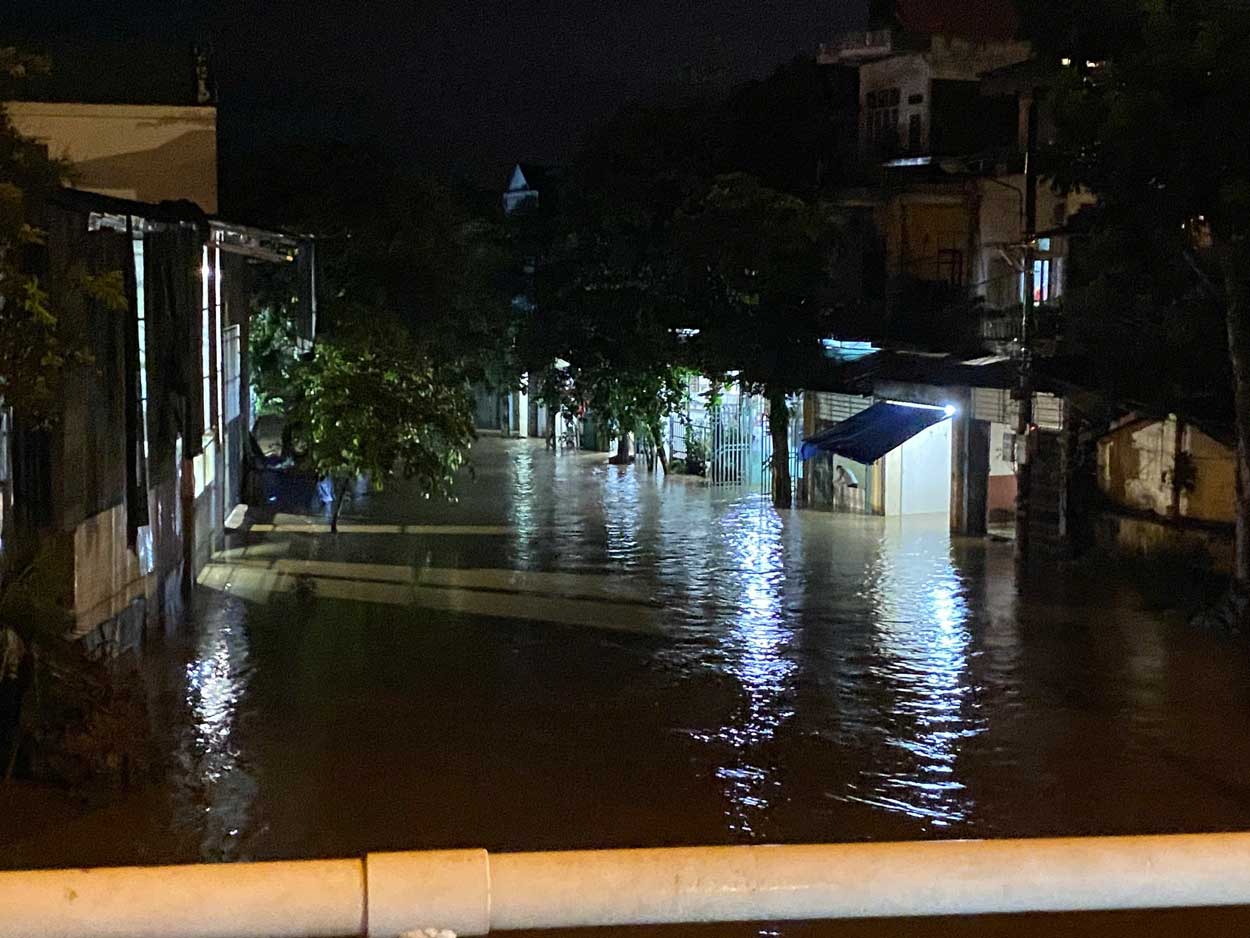 Nhiều hộ dân sống xung quanh bờ kè đường Thanh Niên, phường Hồng Hà, TP Yên Bái ngập lụt nghiêm trọng. Ảnh: Vũ Bảo