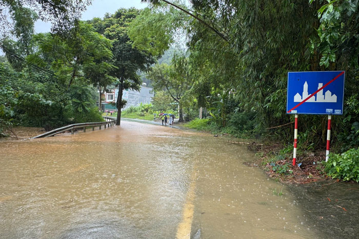 Mưa lớn khiến nhiều tuyến đường bị ngập, giao thông đi lại khó khăn. Ảnh: Đinh Đại