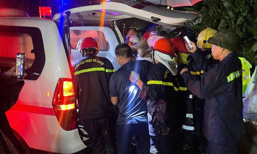 Lực lượng chức năng đưa lái xe bị nạn trên cao tốc đi cấp cứu. Ảnh: Đinh Đại