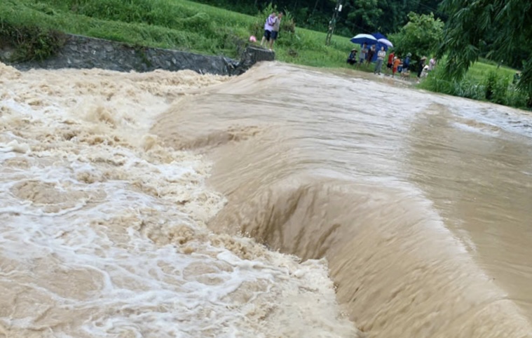 Lực lượng chức năng đang nỗ lực tìm kiếm nạn nhân bị lũ cuốn trôi. Ảnh: Ngọc Ánh.