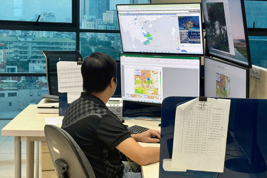 Each forecaster is in charge of monitoring 2-4 screens with various contents and data from meteorological stations.