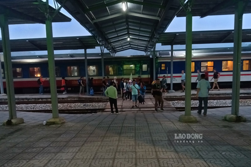 Chuyến tàu rời Lào Cai tối 8.9 bị hủy để đảm bảo an toàn. Ảnh: Đinh Đại
