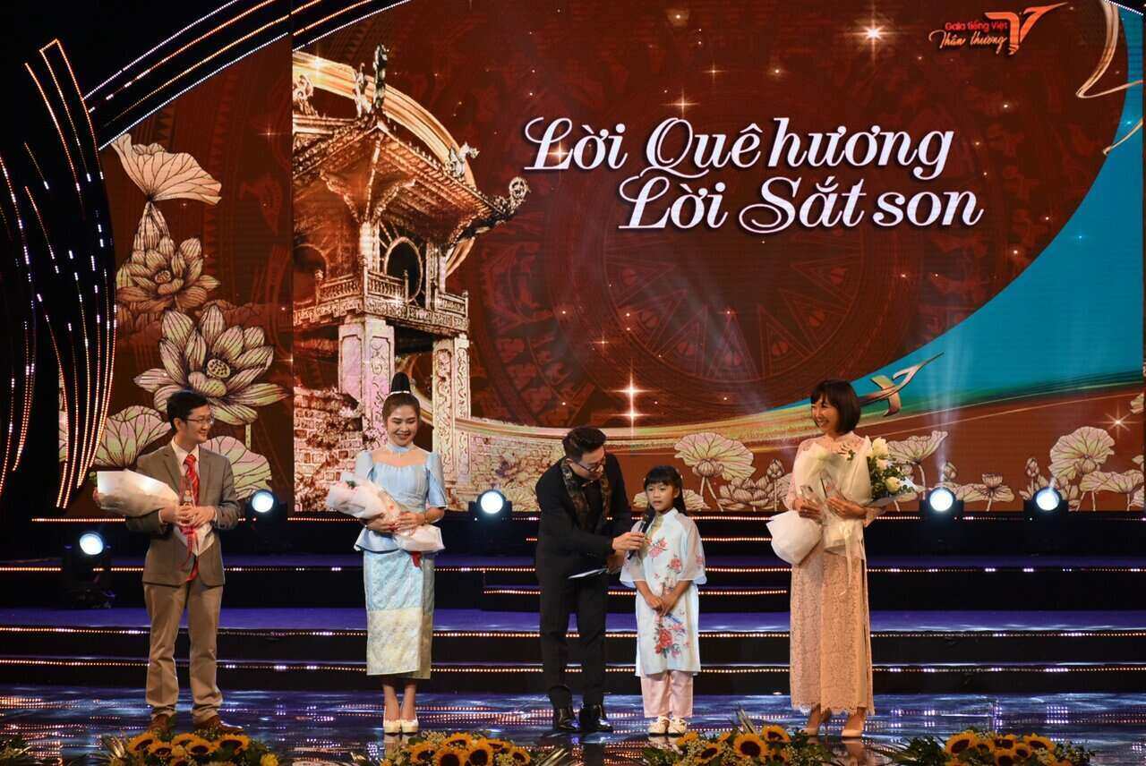 Các Sứ giả tiếng Việt năm 2024 nhận giải tại gala tối 8.9. Ảnh: Ủy ban Nhà nước về người Việt Nam ở nước ngoài