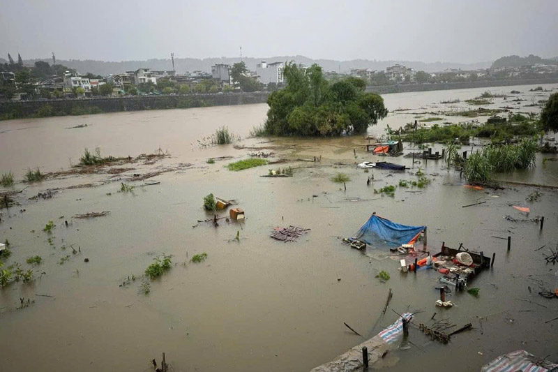 Lũ dâng cao khiến hoa màu trồng ven bờ của người dân Lào Cai bị ngập lụt. Ảnh: Đinh Đại