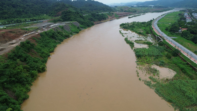 Prolonged heavy rain after storm No. 3 caused the water level of the Red River to rise. Photo: Dinh Dai