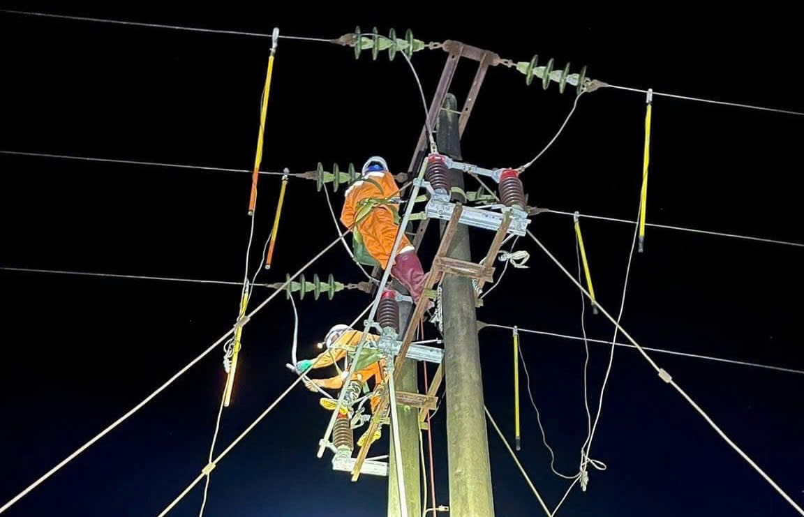  Công nhân điện lực ngày đêm khắc phục sự cố mất điện. Ảnh: Minh Chuyên
