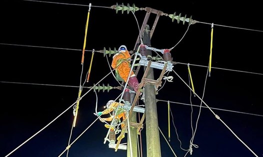 Công nhân điện lực ngày đêm khắc phục sự cố mất điện. Ảnh: Minh Chuyên