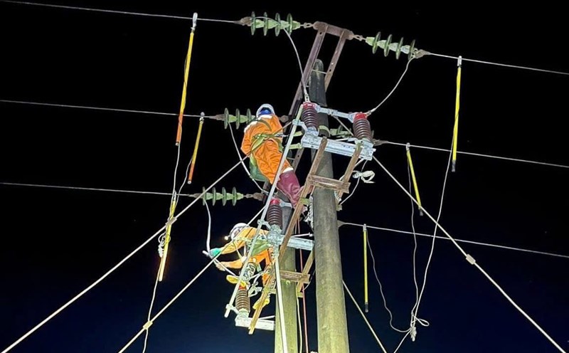 Công nhân điện lực ngày đêm khắc phục sự cố mất điện. Ảnh: Minh Chuyên
