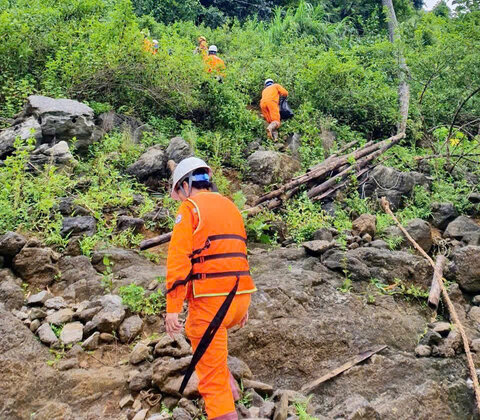 Despite the difficult conditions in the mountains, electricity workers still tried to handle the storm-caused incident. Photo: Minh Chuyen