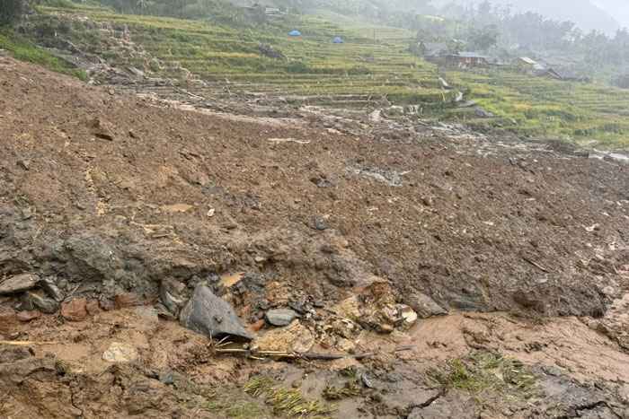 A large amount of rock and soil suddenly collapsed on the house, leaving people unable to react in time.