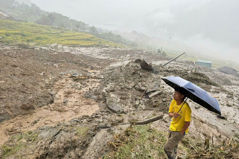 Speaking to Lao Dong, Chairman of Sa Pa Town People's Committee To Ngoc Lien said: "By 4:00 p.m. on September 8, Sa Pa Town had mobilized over 140 people to search for missing people, support people in moving their belongings, and overcome the consequences in the landslide area, of which over 100 people were from the military police and militia to support rescue. At the same time, a Town Command Center was established at the Town People's Committee Headquarters and an on-site Search and Rescue Command Center in Muong Hoa Commune near the landslide area; a medical support team with ambulances, medicine and doctors."