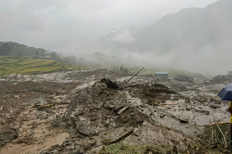 At the same time, establish a Town Command Center at the Town People's Committee Headquarters and an on-site Search and Rescue Command Center in Muong Hoa commune near the landslide area; a medical support working group with ambulances, medicine and doctors.