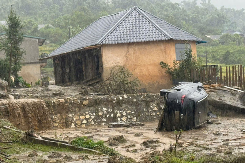 Chiếc xe ôtô, một tài sản giá trị của người dân nằm ngửa bụng trước sức tàn phá của vụ sạt đồi. 