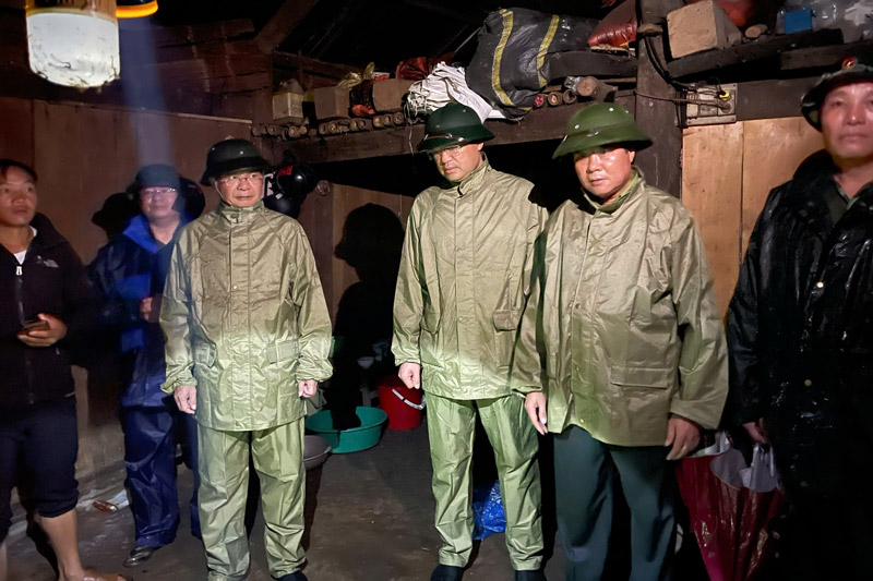 Lao Cai Provincial Party Secretary personally went to the scene of the landslide to visit and encourage families with casualties.