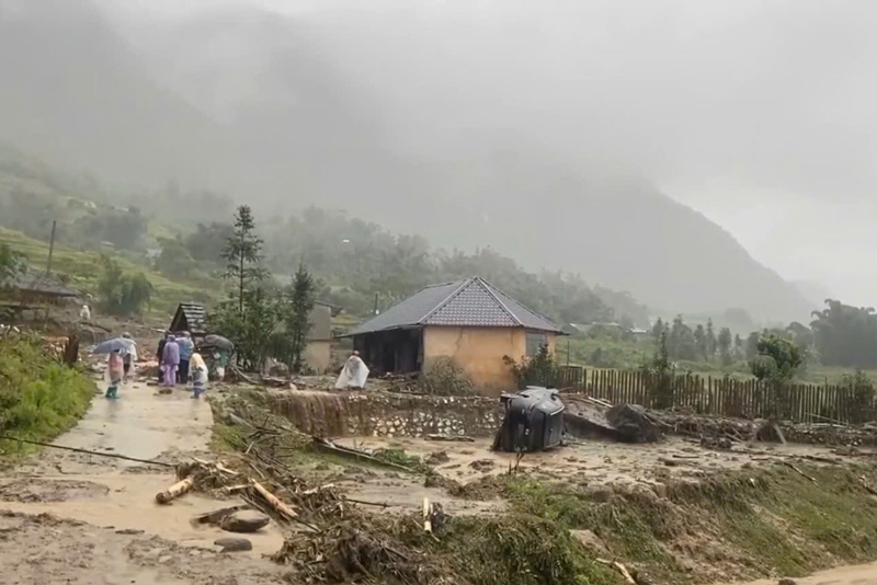 Due to the circulation of storm No. 3 causing prolonged heavy rain, the waterlogged soil caused a landslide from the high mountain to flow down to the residential area at 1:00 p.m. on September 8, in Hoa Su Pan 1 village, Muong Hoa commune, causing rocks and soil to fall on 4 households with 26 people at the foot of the hill.