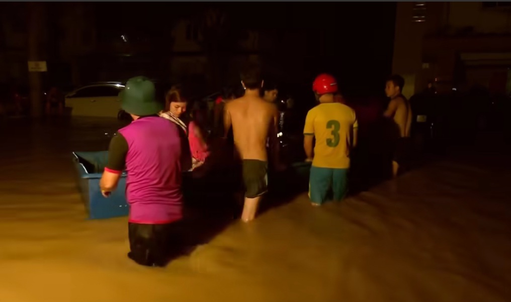 Lực lượng chức năng di dời người dân trong đêm. Ảnh: Việt Bắc