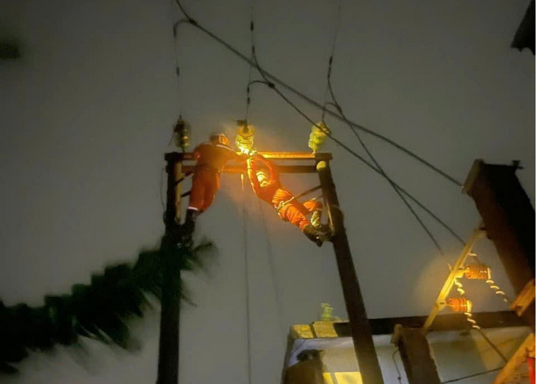 Công nhân Công ty Điện lực Ninh Bình khắc phục sự cố lưới điện do bão số 3 gây ra. Ảnh: Công đoàn Điện lực
