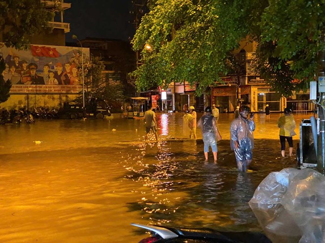 Nhiều tuyến phố tại thành phố Yên Bái ngập úng nghiêm trọng, giao thông tê liệt. Ảnh: Vũ Bảo