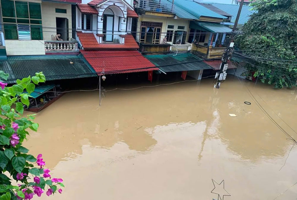 Thời điểm 7h sáng 9.9, nhiều tuyến phố tại thành phố Yên Bái vẫn đang ngập sâu, người dân đã được di dời đến nơi an toàn. Ảnh: Thanh Miền