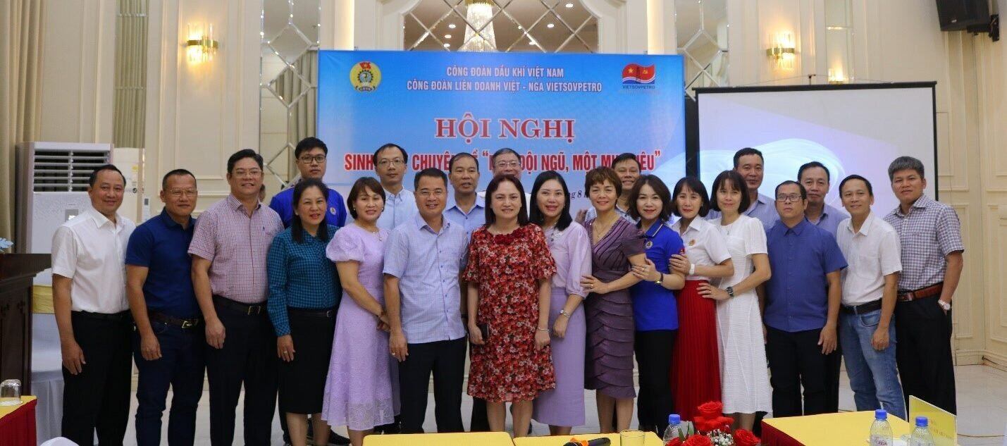 Bà Nghiêm Thùy Lan (váy hoa nâu) - Chủ tịch Công đoàn Dầu khí Việt Nam tham dự buổi sinh hoạt chuyên đề "Một đội ngũ, một mục tiêu" do Công đoàn Vietsovpetro tổ chức. Ảnh: CĐCS