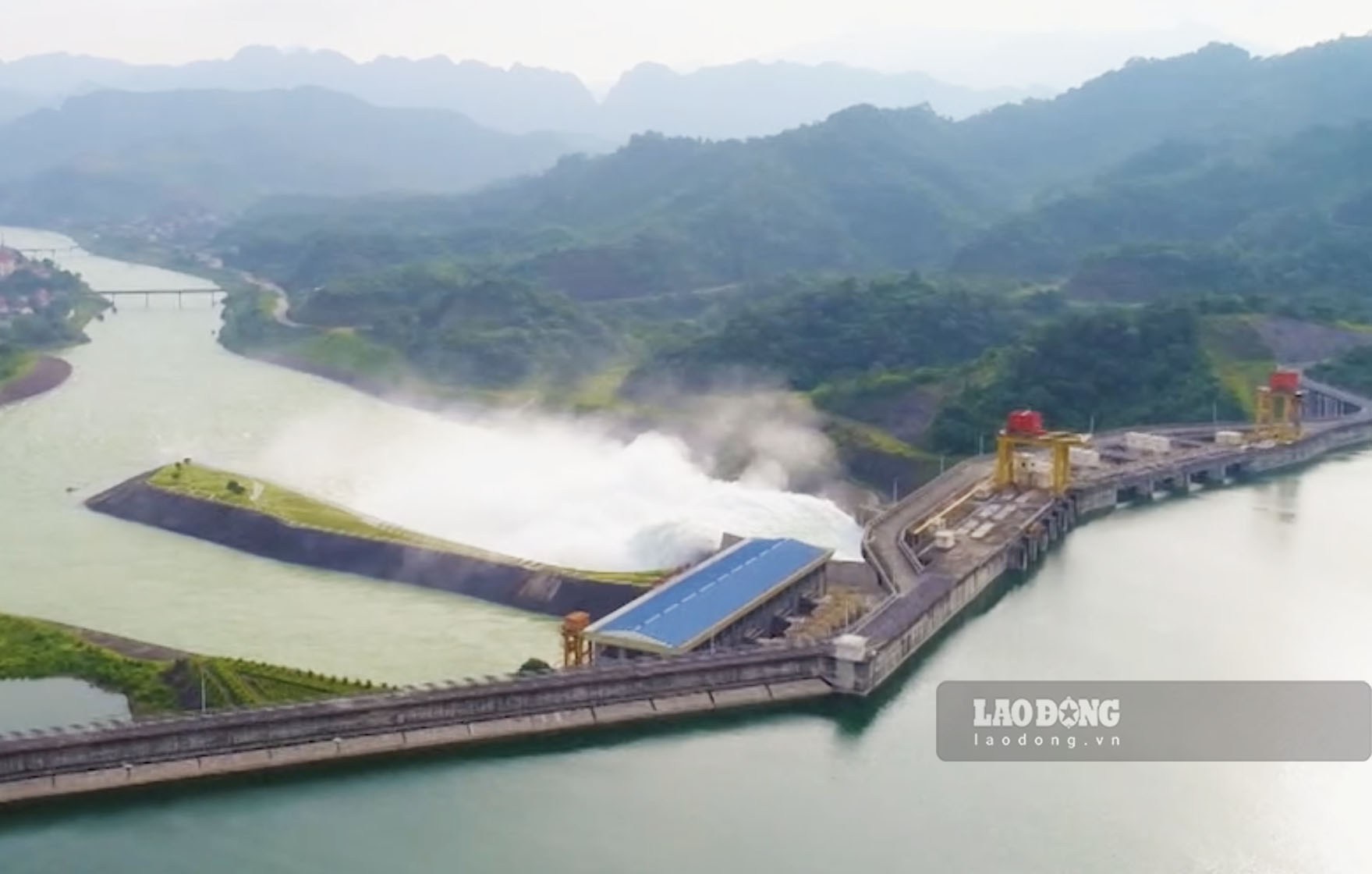 Thủy điện Tuyên Quang mở 4 cửa xả đáy, đây là việc hiếm sau gần 20 năm vận hành. 