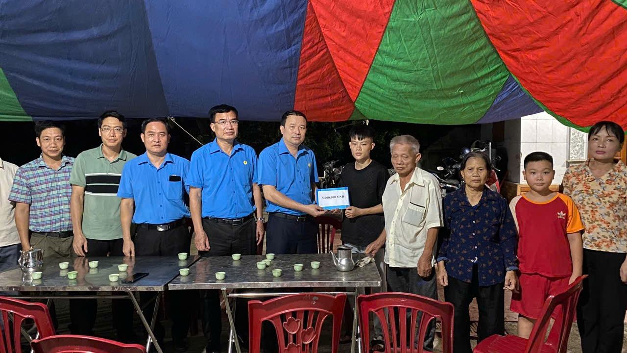 Lãnh đạo LĐLĐ TP Hải Phòng thăm hỏi, chia buồn với gia đình nạn nhân. Ảnh: LĐLĐ Hải Phòng