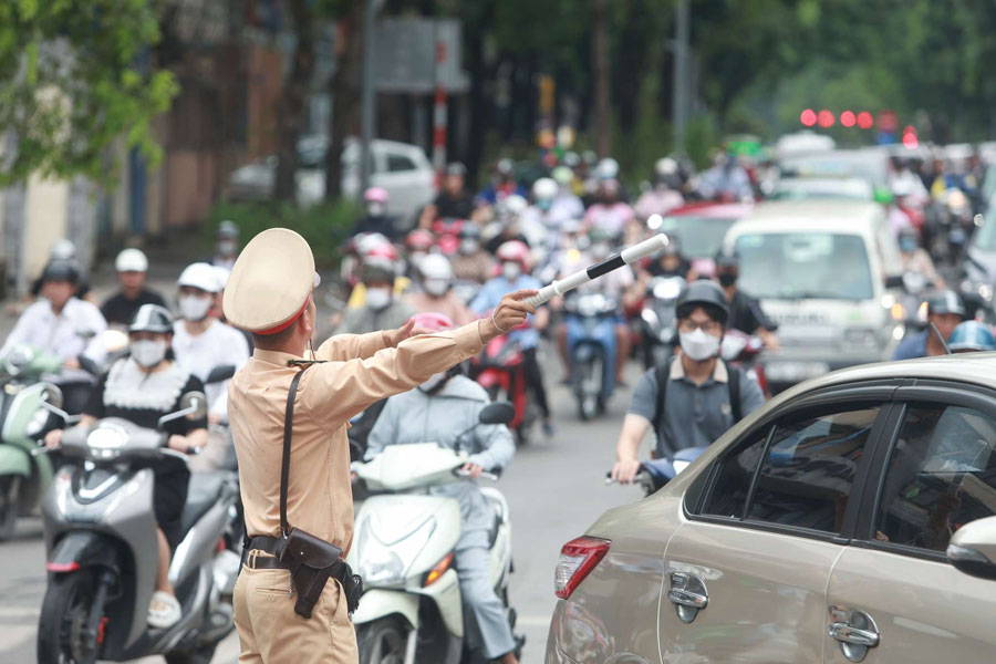 Lực lượng cảnh sát giao thông điều tiết phương tiện di chuyển tại nút giao Thái Hà - Láng Hạ. Ảnh: Việt Anh 