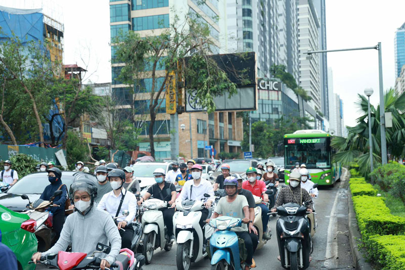 Người dân đứng chôn chân trong buổi sáng thứ 2 đầu tuần. Ảnh: Việt Anh