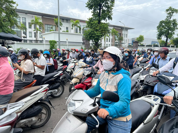 Người dân mệt mỏi vì ùn tắc kéo dài. Ảnh: Văn Thắng