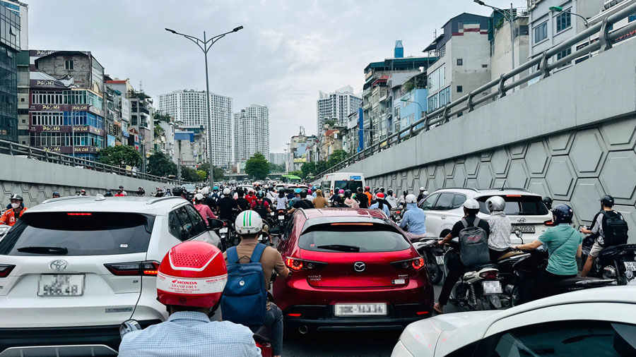 Đường Trường Chinh ùn tắc kéo dài gần 1km. Ảnh: Minh Hà