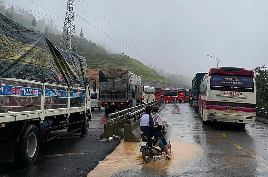 Many vehicles lined up on National Highway 4D from Lai Chau to Sa Pa (Lao Cai).