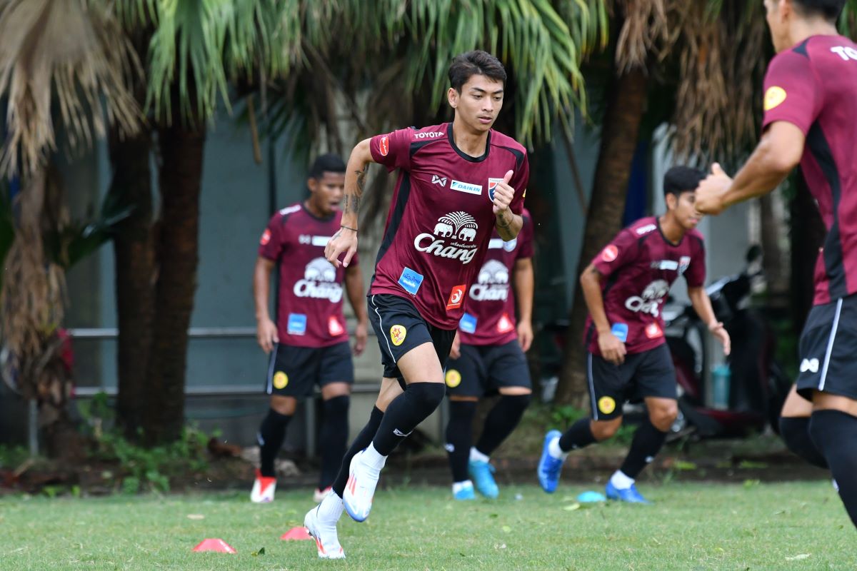 Korawich Tasa của tuyển Thái Lan tích cực tập luyện chuẩn bị cho trận đấu gặp tuyển Việt Nam. Ảnh: Siam Sports