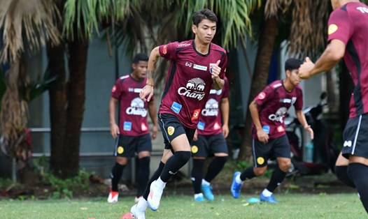 Korawich Tasa của tuyển Thái Lan tích cực tập luyện chuẩn bị cho trận đấu gặp tuyển Việt Nam. Ảnh: Siam Sports