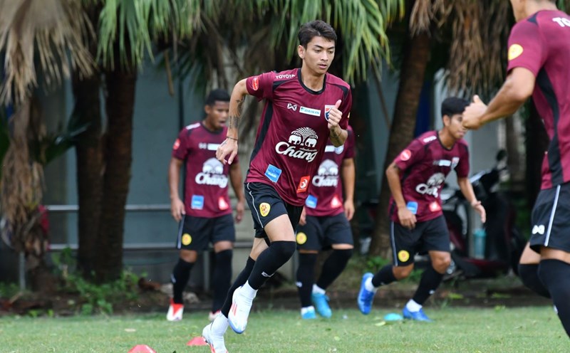 Korawich Tasa của tuyển Thái Lan tích cực tập luyện chuẩn bị cho trận đấu gặp tuyển Việt Nam. Ảnh: Siam Sports