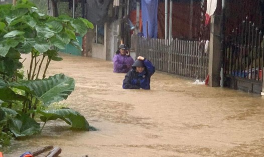 Nước dâng cao khiến việc di chuyển của người dân gặp khó khăn. Ảnh: Người dân cung cấp