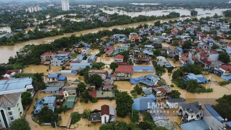 Nhiều khu vực tại TP Thái Nguyên chìm trong biển nước. Ảnh: Việt Bắc