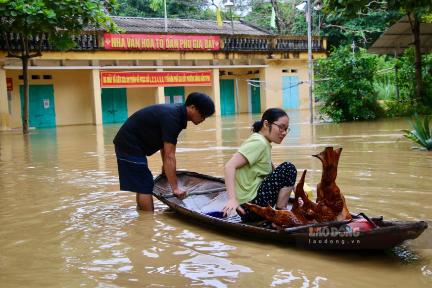 Nước sông Cầu dâng cao khiến hàng trăm ngôi nhà chìm trong biển nước. Ảnh: Nguyễn Hoàn.
