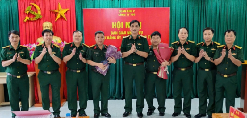 Trung tuong Pham Hong Chuong, Tu lenh Quan khu 2 cung thu truong cac co quan Quan khu tang hoa, chuc mung 2 si quan. Anh: Khac Hung