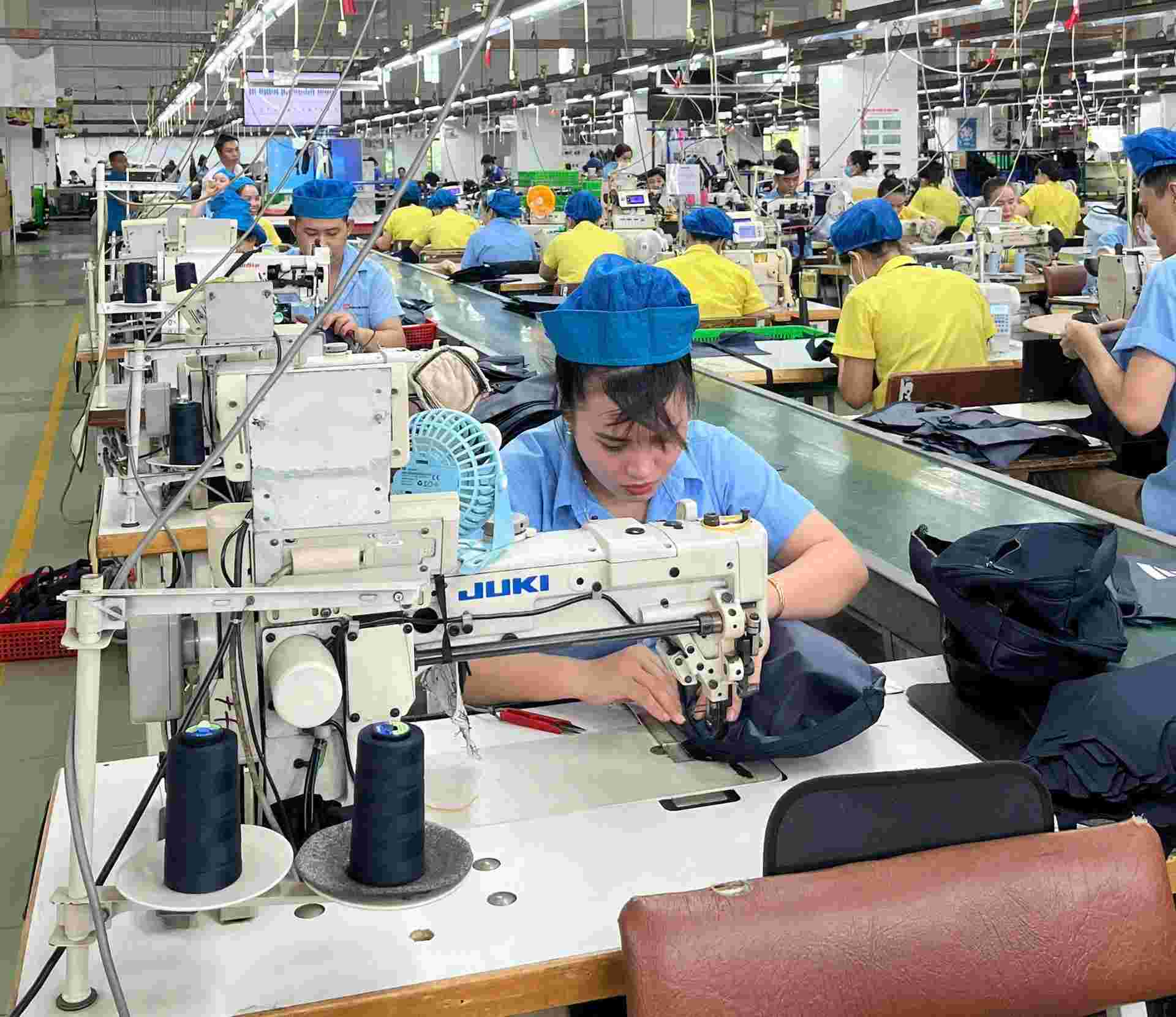 Những tháng cuối năm, các doanh nghiệp ở Bình Dương tuyển dụng lao động trở lại. Ảnh: Đình Trọng