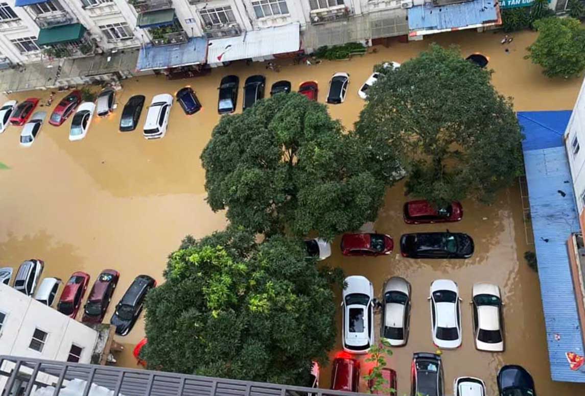 Nhiều khu vực khác tại TP Thái Nguyên bị ngập sâu, các phương tiện không kịp di chuyển đã bị nước nhấn chìm.